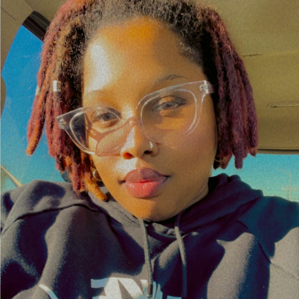 MEET YOUR POSHER:🛍️💋